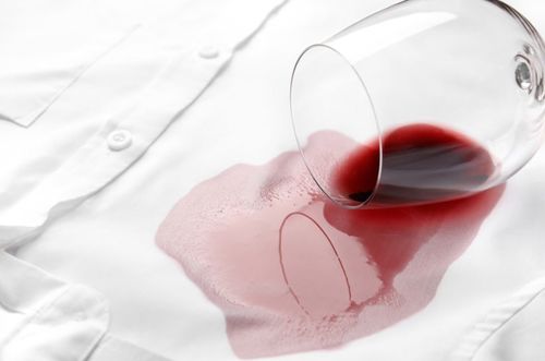 Самые эффективные средства как отстирать красное вино с различных тканей