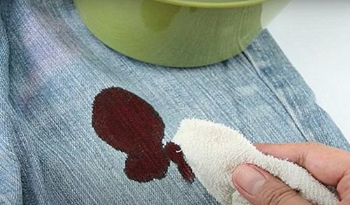 Как отстирать кровь с белой одежды: 20 способов для старых и свежих пятен