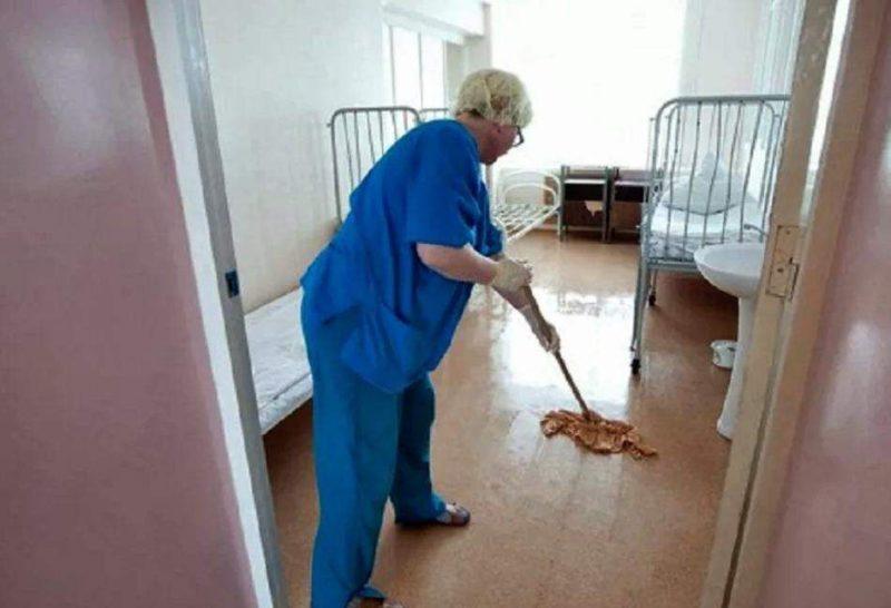 Влажная уборка палат в больнице