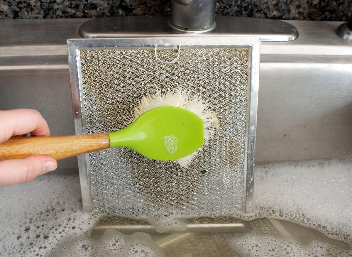 Как вымыть вытяжку на кухне 