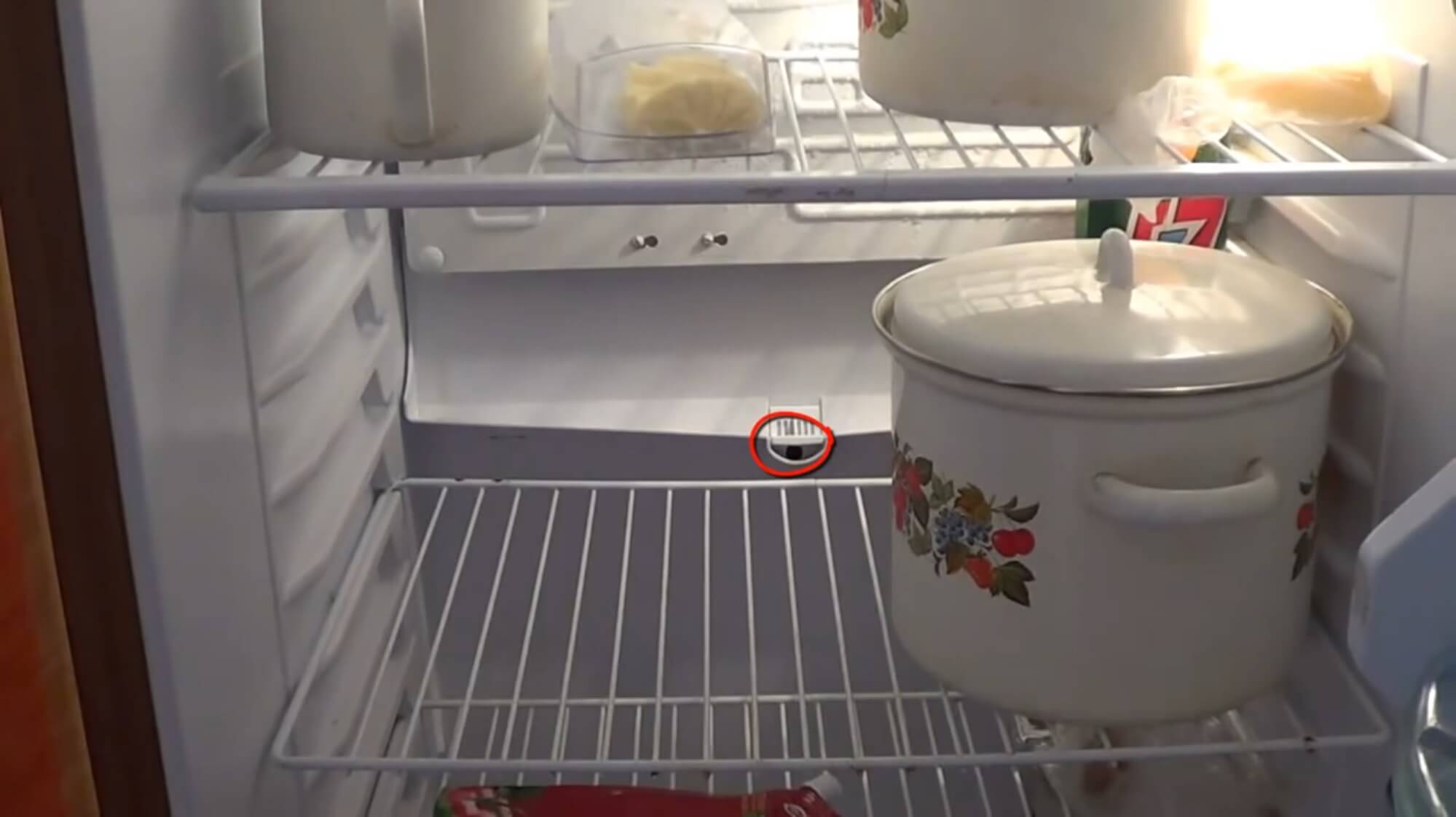 чистить слив в холодильнике