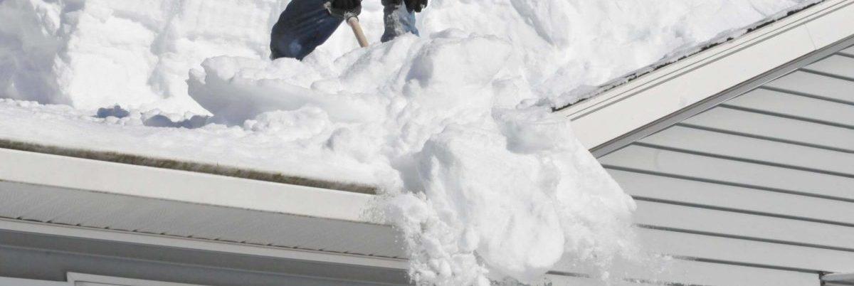 Уборка снега с крыш домов