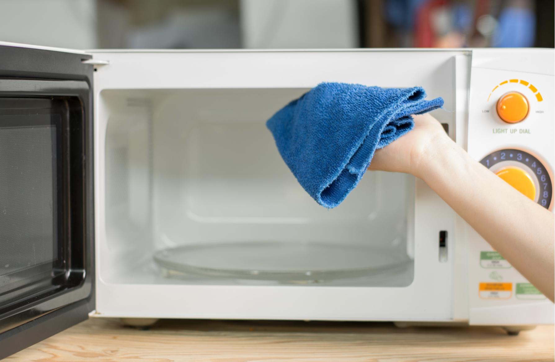 Как почистить микроволновую печь 