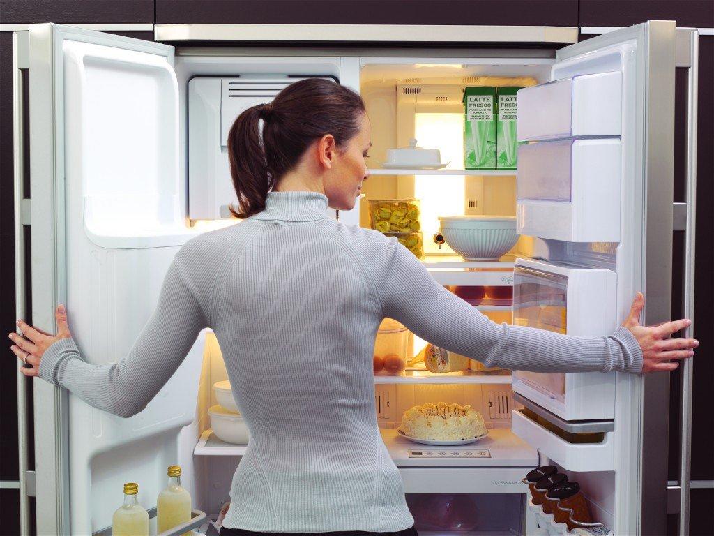 Чем помыть холодильник